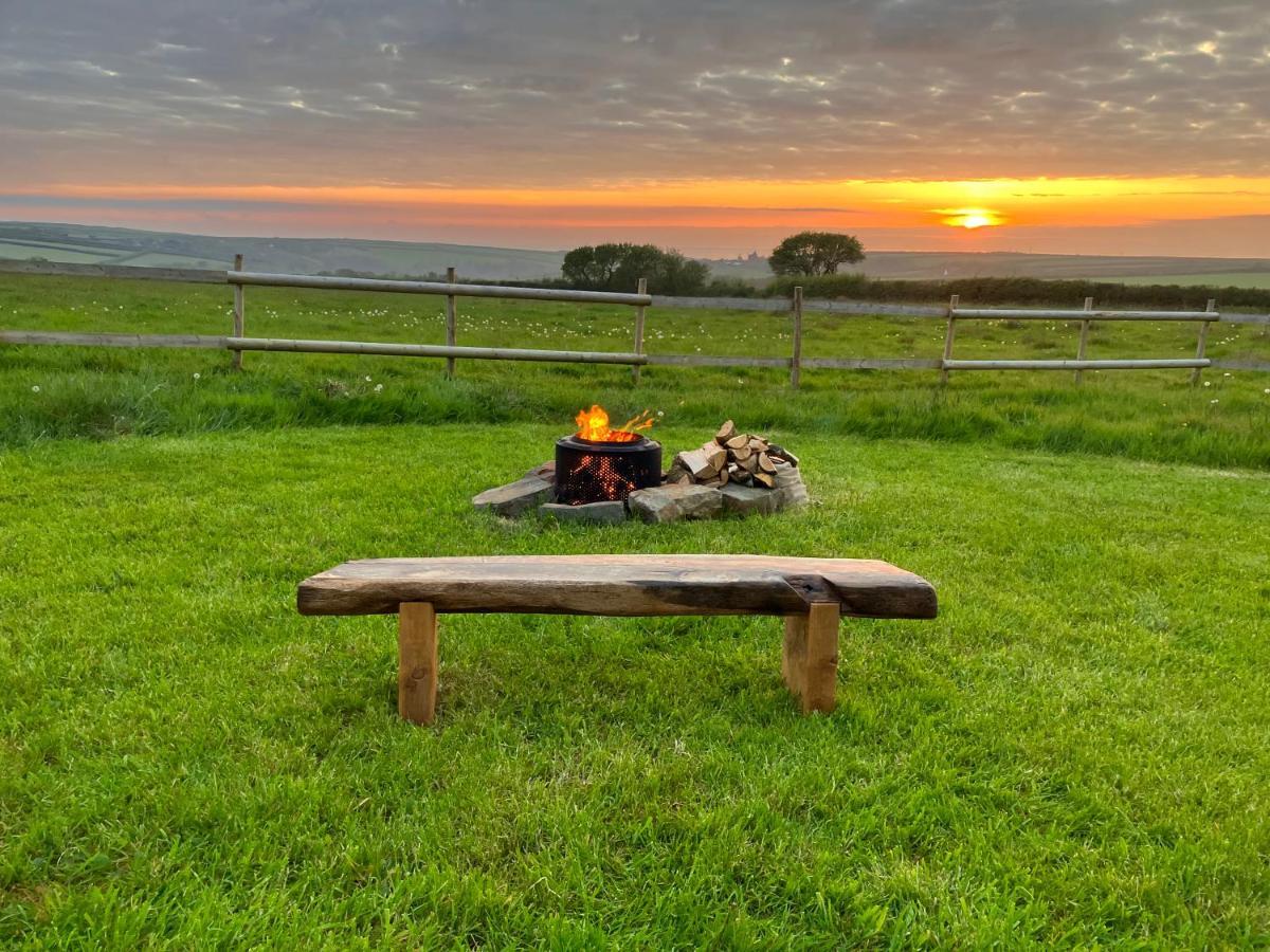 Shepherds Hut In A Private Meadow With Sea Views Hartland Eksteriør bilde