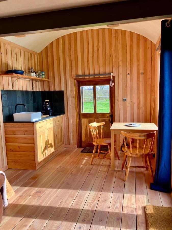 Shepherds Hut In A Private Meadow With Sea Views Hartland Eksteriør bilde